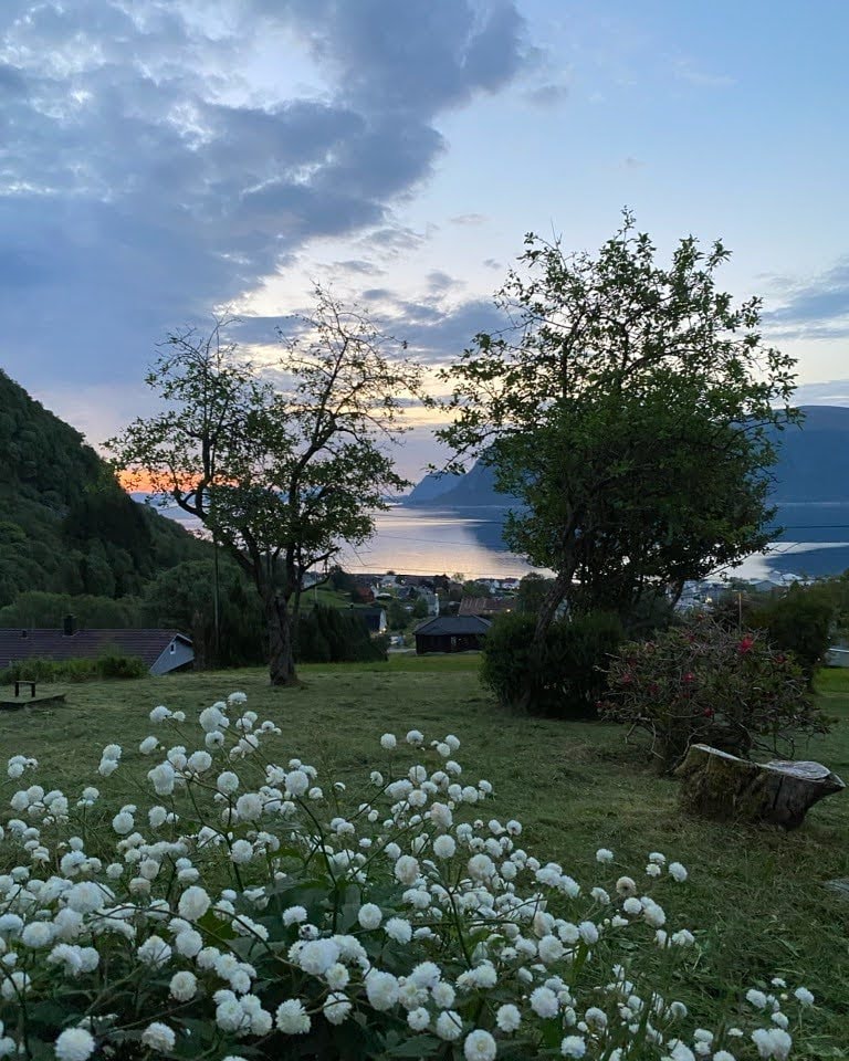 Utsikt frå Leitehuset mot fjorden og fjella i solnedgang