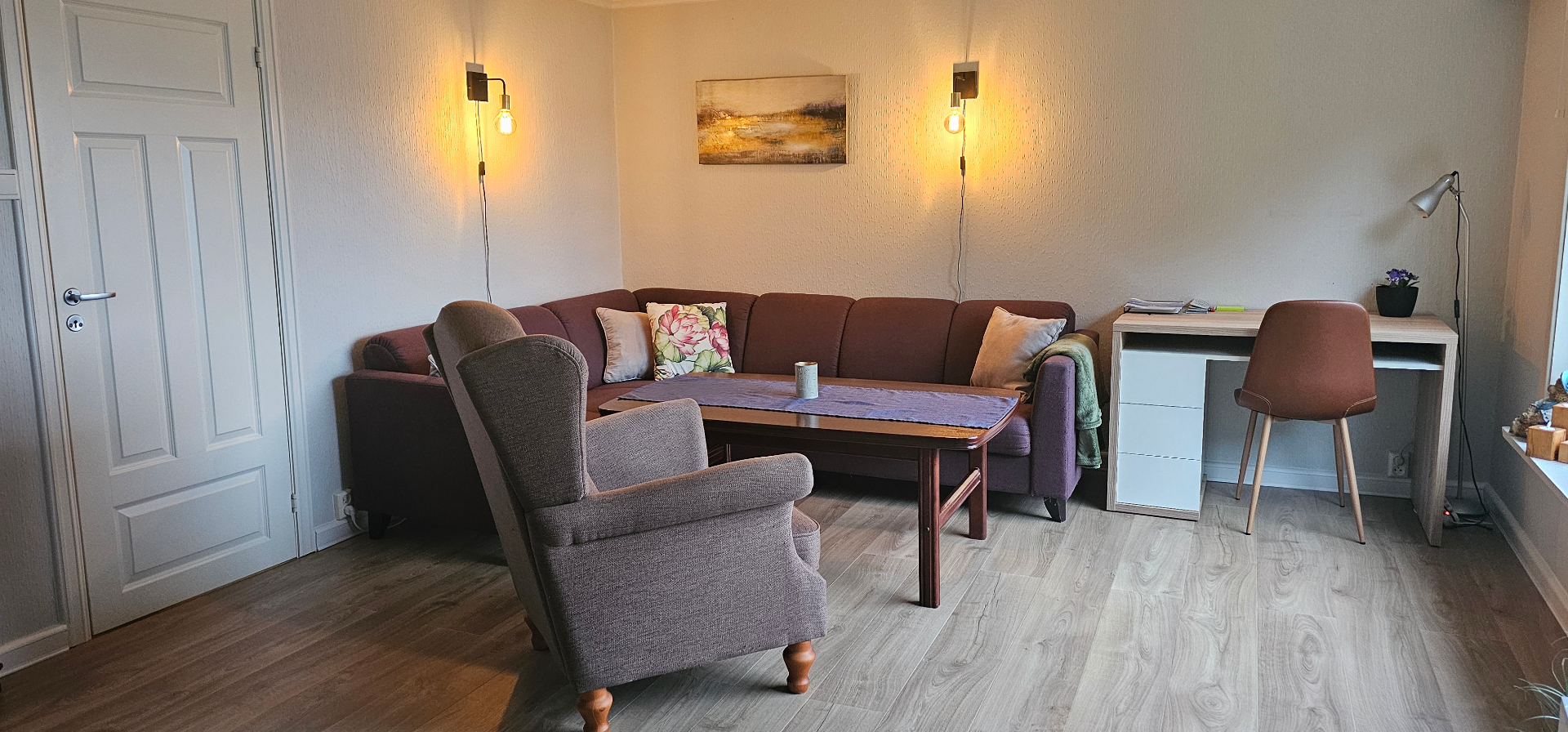 Stove med sofa og spisebord